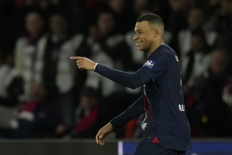 Kylian Mbappé del Paris Saint-Germain celebra tras anotar el primer gol ante Rennes en las semifinales de la Copa de Francia, el miércoles 3 de abril de 2024. (AP Foto/Thibault Camus)