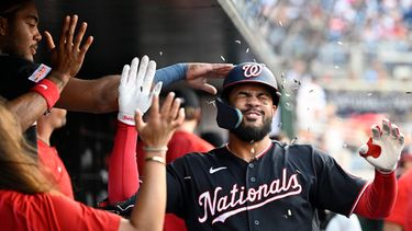 Luis García Jr., de los Nacionales de Washington, es felicitado en la banca tras conectar un jonrón solitario durante la primera entrada de un partido de béisbol contra los Piratas de Pittsburgh, el viernes 3 de julio de 2026, en Washington. (Foto AP/John McDonnell)