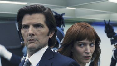 Esta imagen publicada por Apple TV+ muestra a Adam Scott, a la izquierda, y a Britt Lower en una escena de Severance. (Apple TV+ via AP)