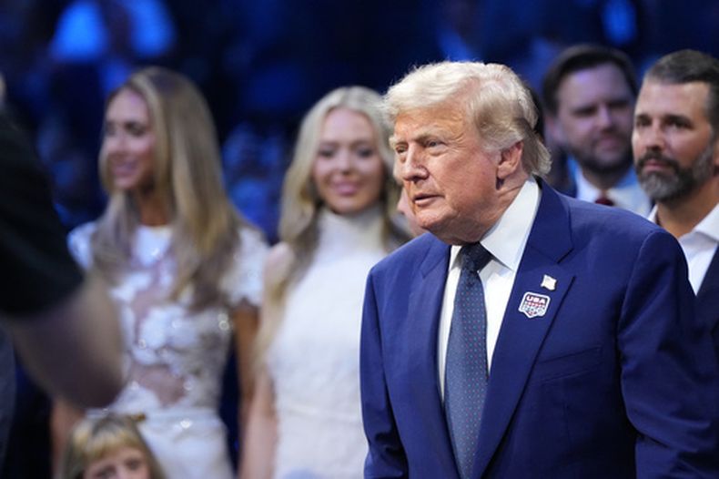 El presidente de Estados Unidos, Donald Trump, asiste a la velada de combates UFC Freedom 250 en el Jardín Sur de la Casa Blanca, el domingo 14 de junio de 2026, en Washington, con Lara Trump, Tiffany Trump y Donald Trump Jr. (AP Foto/Alex Brandon)