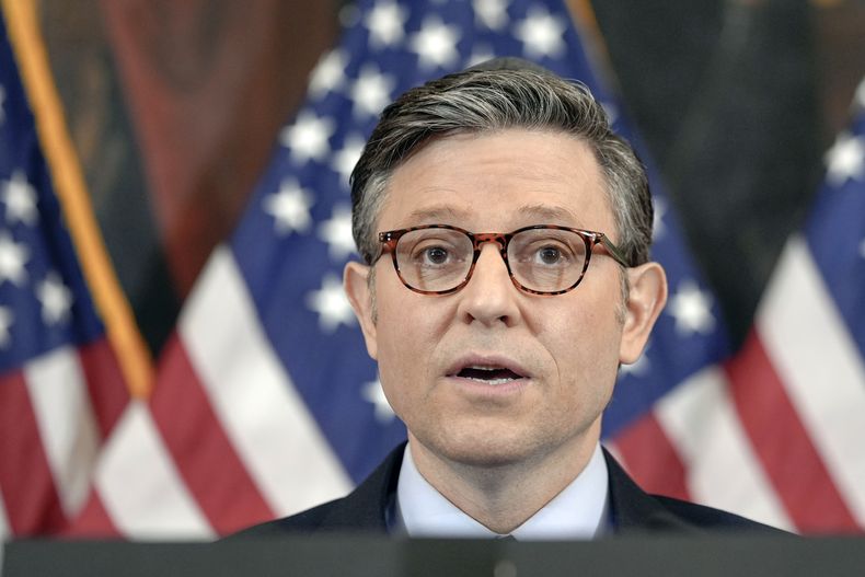 El presidente de la Cámara de Representantes, el republicano Mike Johnson, durante un evento por motivo de Hanukkah en el Capitolio federal, el martes 17 de diciembre de 2024, en Washington. (AP Foto/Mariam Zuhaib)