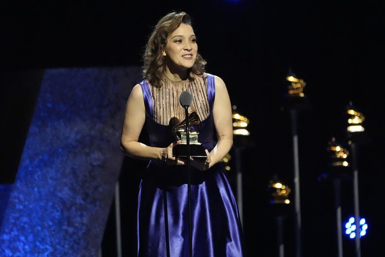 Gaby Moreno recibe el premio a mejor álbum de pop latino por X Mi (Vol. 1) en la 66a entrega anual de los Premios Grammy el domingo 4 de febrero de 2024 en Los Ángeles. (Foto AP/Chris Pizzello)