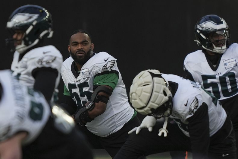 El defensive end de los Eagles de Filadelfia Brandon Graham calienta antes del entrenamiento del equipo previo al Super Bowl LIX ante los Chiefs el jueves 30 de enero del 2025. (AP Foto/Matt Rourke)
