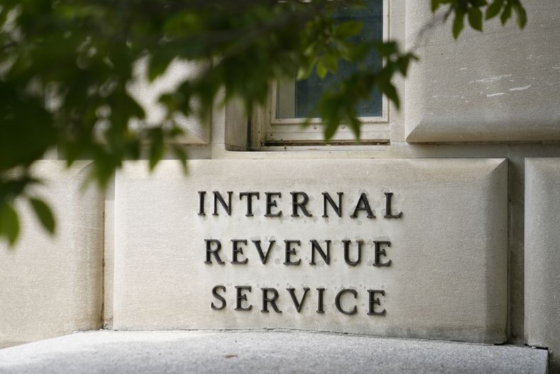 ARCHIVO – El nombre en inglés del Servicio Interno de Impuestos, frente a sus oficinas generales, el 4 de mayo de 2021, en Washington. (AP Foto/Patrick Semansky, Archivo)