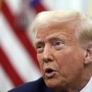El presidente de Estados Unidos, Donald Trump, habla con reporteros mientras firma órdenes ejecutivas en el Despacho Oval de la Casa Blanca, el 23 de enero de 2025, en Washington. (AP Foto/Ben Curtis)