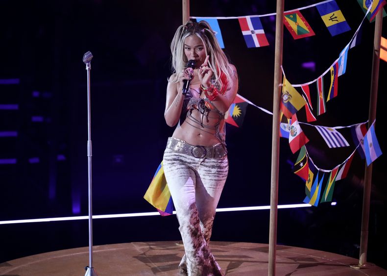 Karol G canta Si antes te hubiera conocido durante su presentación en los Premios MTV a los Videos Musicales el miércoles 11 de septiembre de 2024 en el UBS Arena de Elmont, Nueva York. (Foto Evan Agostini/Invision/AP)
