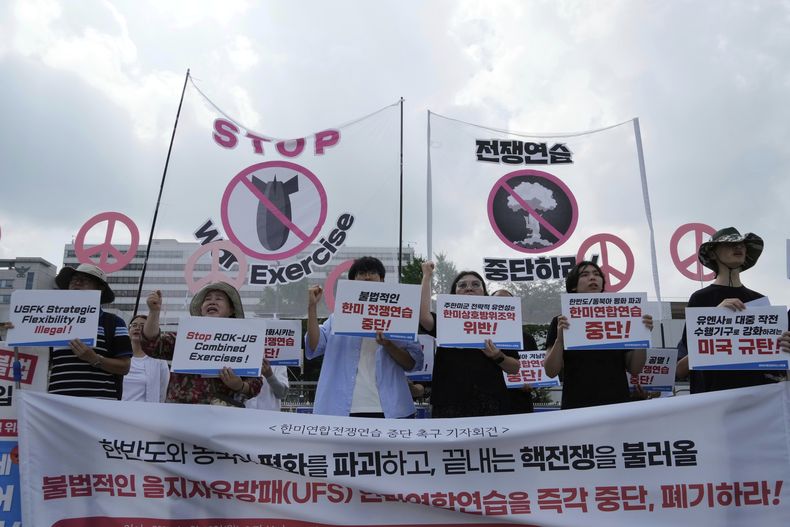 Manifestantes surcoreanos celebran una marcha en contra de las maniobras militares conjuntas Escudo de Libertad Ulchi entre Estados Unidos y Corea del Sur, ante la oficina presidencial en Seúl, Corea del Sur, el lunes 18 de agosto de 2025. Las pancartas dicen Detengan el ejercicio militar entre Estados Unidos y Corea el Sur. (AP Foto/Ahn Young-joon)