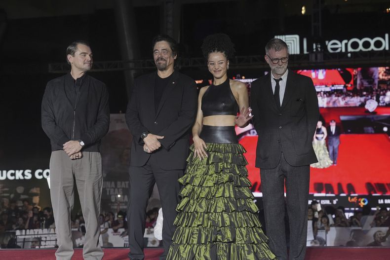 De izquierda a derecha, los actores Leonardo DiCaprio, Benicio Del Toro, Chase Infiniti y el director Paul Thomas Anderson posan para fotos durante un evento de alfombra roja para la película One Battle After Another en la Ciudad de México, el jueves 18 de septiembre de 2025. (Foto AP/Marco Ugarte)