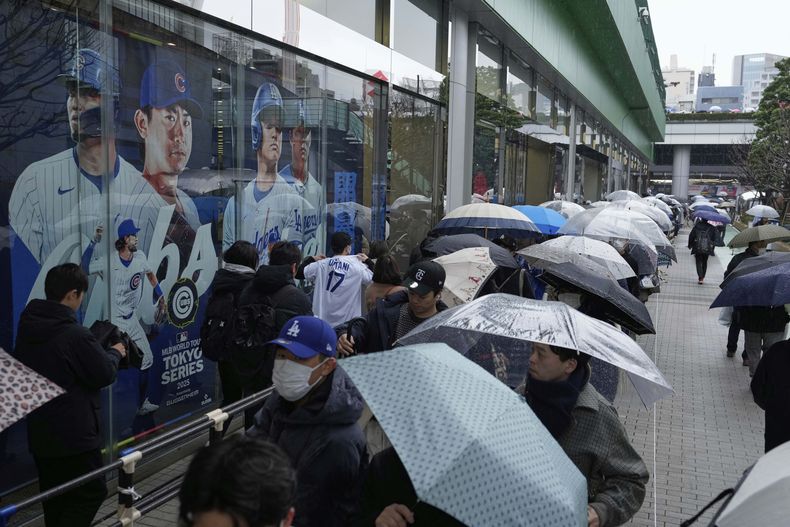 Fanáticos de béisbol aguardan para ingresar a una tienda previo a la Serie de Tokio, el domingo 16 de marzo de 2025. (AP Foto/Hiro Komae)