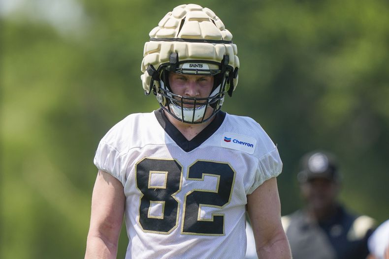 ARCHIVO- Foster Moreau, tight end de los Saints de Nueva Orleans, camina en un receso de ejercicios durante el entrenamiento del equipo de la NFL, en Metairie, Louisiana, el 23 de mayo de 2023. Moreau dice estar en remisión total del cáncer que le detectaron los doctores del equipo a finales de marzo. (AP Foto/Gerald Herbert, Archivo)