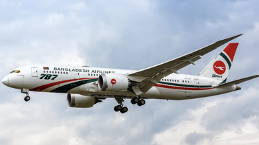 video: un hombre sin camiseta golpea a un pasajero en un avion