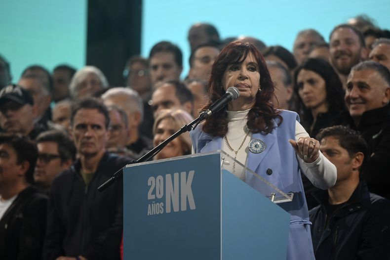 La vicepresidenta de Argentina, Cristina Fernández, asiste a un mitin en la Plaza de Mayo de Buenos Aires, Argentina, el jueves 25 de mayo de 2023, para conmemorar el vigésimo aniversario de la toma de posesión de su difunto esposo Néstor Kirchner. (Foto AP/Mario De Fina)