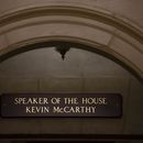 El nombre del representante republicano Kevin McCarthy permanece en la entrada a las oficinas del presidente de la Cámara de Representantes en el Capitolio, Washington, miércoles 4 de noviembre de 2023, a pesar de que fue destituido en la víspera. (AP Foto/Mark Schiefelbein)