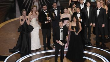 Daria Ekamasova, de izquierda a derecha, Lindsey Normington, Vache Tovmasyan, Karren Karagulian, Alex Coco, Samantha Quan, Mikey Madison, Sean Baker, Mark Eydelshteyn y Yura Borisov aceptan el premio a la mejor película por Anora durante los Oscar el domingo 2 de marzo de 2025 en el Dolby Theatre de Los Ángeles. (Foto AP/Chris Pizzello)