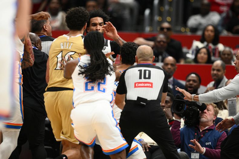 Los integrantes del Thunder de Oklahoma City y los Wizards de Washington se enzarzan en una trifulca durante la primera mitad de un juego de baloncesto de la NBA, el sábado 21 de marzo de 2026, en Washington. (Foto AP/Nick Wass)