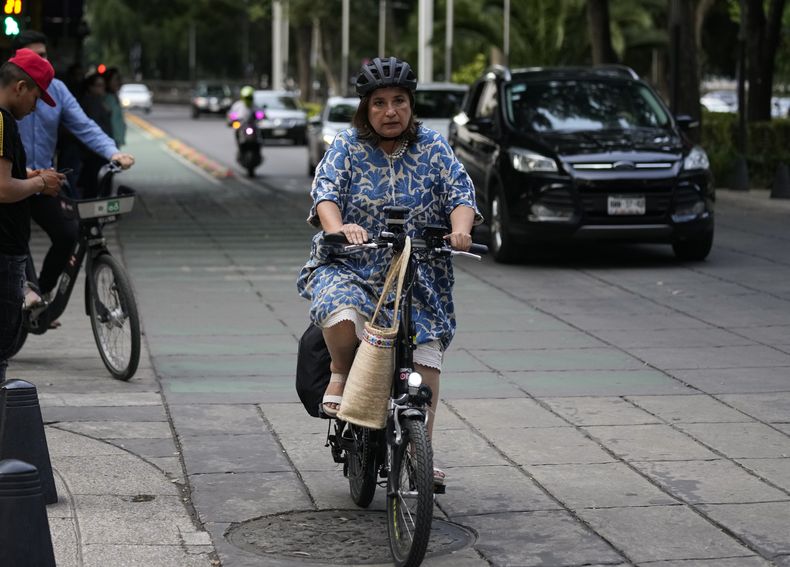 La senadora Xóchitl Gálvez, aspirante la oposición para las elecciones presidenciales, montando en bicicleta a su llegada al hotel para el anuncio de la oposición sobre sus aspirantes presidenciales en Ciudad de México, el miércoles 9 de agosto de 2023. Los principales partidos de oposición declararon el miércoles 30 de agosto de 2023 a Gálvez como su virtual candidata para las próximas elecciones presidenciales. (AP Foto/Fernando Llano)