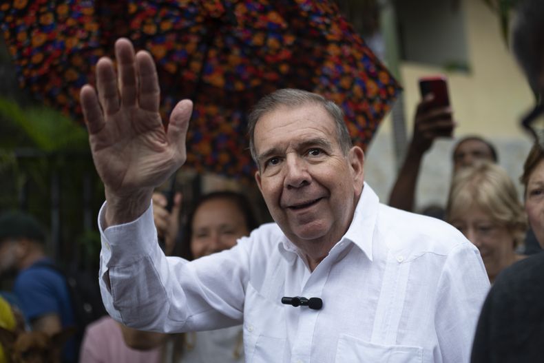 ARCHIVO - El candidato presidencial de la oposición venezolana Edmundo González saluda a sus seguidores durante un evento político en una plaza en el municipio de Hatillo en Caracas, Venezuela, el 19 de junio de 2024. (AP Foto/Ariana Cubillos, Archivo)