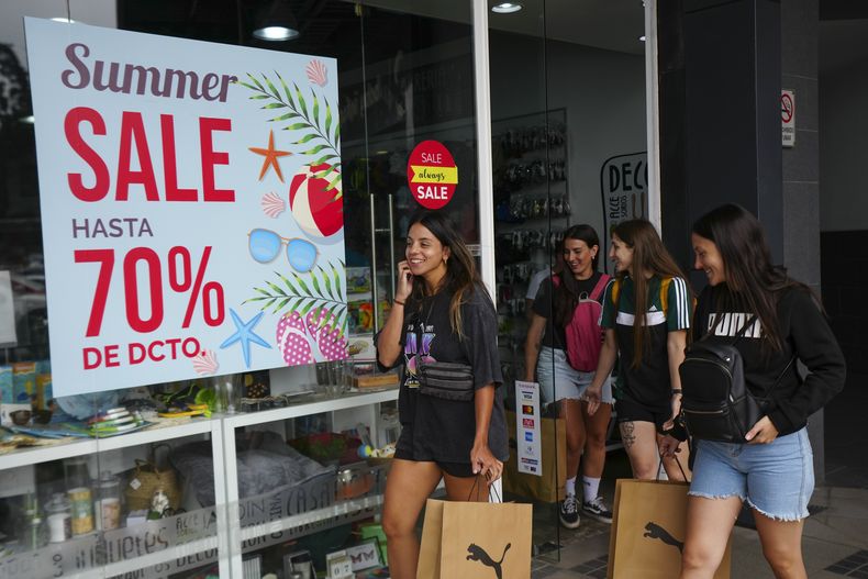Varias argentinas, de compras en un centro comercial durante sus vacaciones en Renaca, en Viña del Mar, Chile, el 30 de enero de 2025. (AP Foto/Esteban Félix)