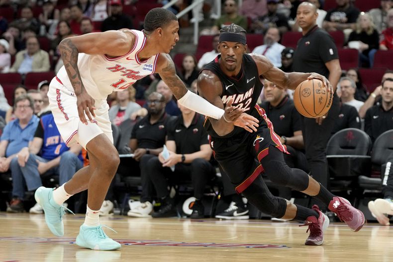 Jimmy Butler, alero del Heat de Miami, dribla a Jabari Smith Jr., de los Rockets de Houston, en el encuentro del viernes 5 de abril de 2024 (AP Foto/Eric Christian Smith)