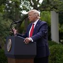 Trump firma orden ejecutiva al tiempo que corteja a hispanos