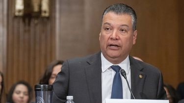 ARCHIVO - El senador Alex Padilla, demócrata de California, habla durante una audiencia el 20 de abril de 2023, en Washington. (AP Photo/Alex Brandon, Archivo)