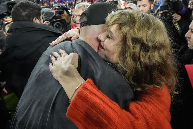 Taylor Swift habla con el tight end de los Chiefs de Kansas City Travis Kelce después del partido de campeonato de la AFC contra los Ravens de Baltimore el domingo 28 de enero de 2024, en Baltimore. Los Chiefs ganaron 17-10. (Foto AP/Julio Cortez)