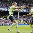 Erling Haaland del Manchester City celebra con lkay Gundogan tras marcar el segundo gol en la victoria 3-0 ante Everton en la Liga Premier, el domingo 14 de mayo de 2023, en Liverpool. (AP Foto/Jon Super)