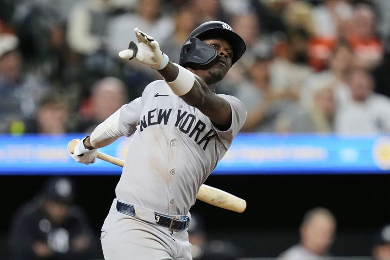Jazz Chisholm Jr. de los Yankees de Nueva York se poncha durante un juego contra los Orioles de Baltimore, el lunes 28 de abril de 2025, en Baltimore. (AP Foto/Stephanie Scarbrough)