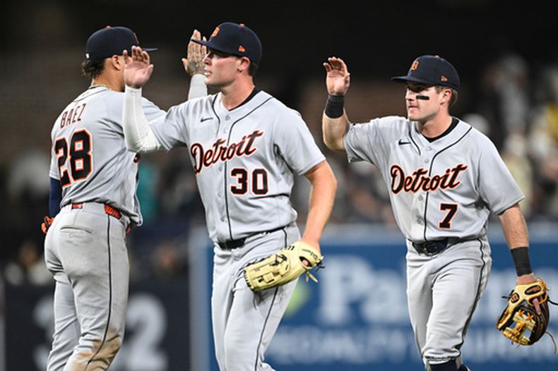 De izquierda a derecha, el boricua Javier Báez, Kerry Carpenter y Kevin McGonigle, de los Tigres de Detroit, festejan la victoria sobre los Padres de San Diego, el viernes 27 de marzo de 2026 (AP foto/Denis Poroy)