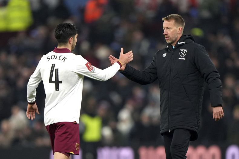 Graham Potter, derecha, entrenador de West Ham, estrecha la mano de Carlos Soler después del partido de la tercera ronda de la FA Cup de Inglaterra en contra de Aston Villa en Villa Park en Birmingham, Inglaterra, el viernes 10 de enero de 2025. (Joe Giddens/PA via AP)