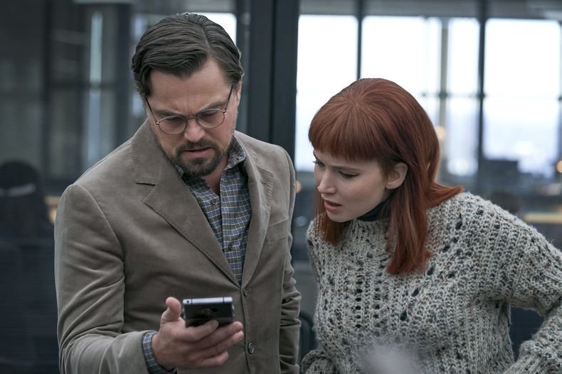 En esta imagen proporcionada por Netflix, Leonardo DiCaprio como el Dr. Randall Mindy y Jennifer Lawrence como Kate Dibiasky en una escena de Dont Look Up. (Niko Tavernise/Netflix vía AP)