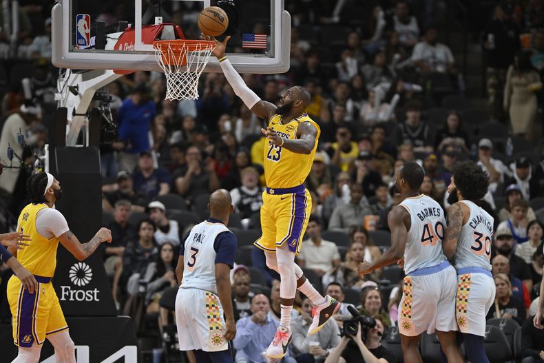 LeBron James, de los Lakers de Los Ángeles, encesta en el duelo del miércoles 27 de noviembre de 2024, ante los Spurs de San Antonio (AP Foto/Darren Abate)