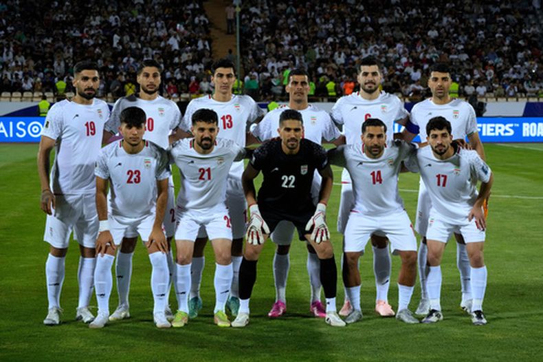 ARCHIVO - Los jugadores de la selección de Irán posan para una foto previo a un partido contra Corea del Norte por las eliminatorias del Mundial, el 10 de junio de 2025, en Teherán. (AP Foto/Vahid Salemi)