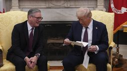 ARCHIVO - El primer ministro británico, Keir Starmer, a la izquierda, entrega una invitación del rey Carlos III para una segunda visita de Estado al presidente Donald Trump en la Casa Blanca, el jueves 27 de febrero de 2025, en Washington. (Carl Court/Pool vía AP, Archivo)