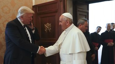 ARCHIVO - El papa Francisco saluda al presidente de Estados Unidos durante una audiencia privada en el Vaticano, el 24 de mayo de 2017. (AP Foto/Alessandra Tarantino, Pool, archivo)