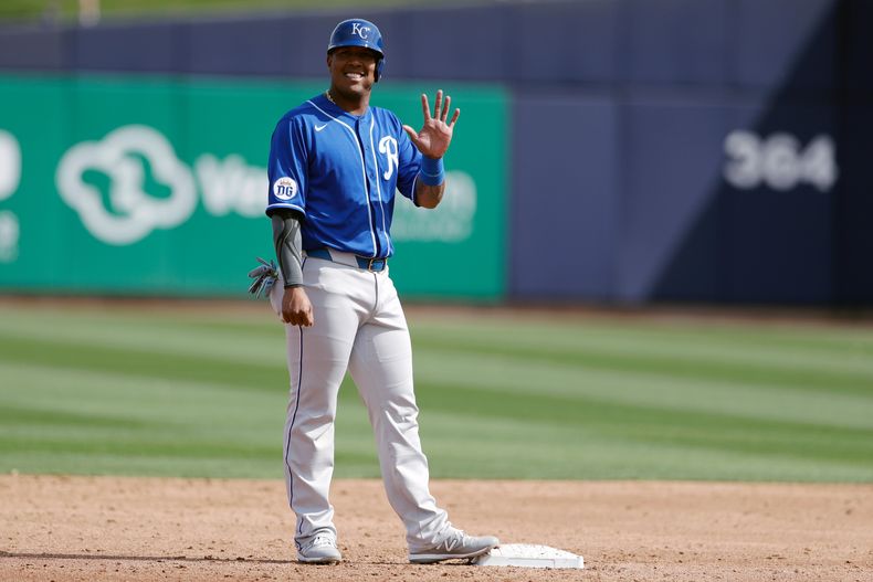ARCHIVO - En esta foto del 27 de febrero de 2020, el venezolano Salvador Pérez, de los Reles de Kansas City, saluda a un fanático en un juego de pretemporada (AP Foto/Gregory Bull, archivo)