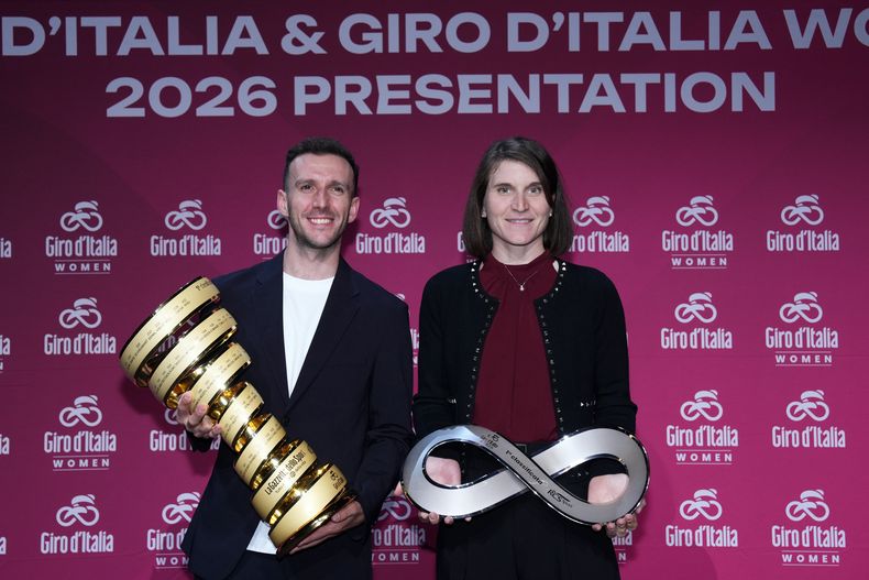 Elisa Longo Borghini (derecha) y Simon Yates sostienen los trofeos del Giro de Italia, el lunes 1 de diciembre de 2025, en Roma. (Massimo Paolone/LaPresse vía AP)
