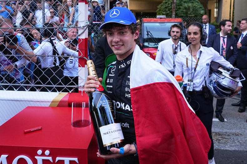 El italiano Kimi Antonelli, de Mercedes, reacciona al ganar el Gran Premio de Mónaco el domingo 7 de junio del 2026. (AP Foto/Fatima Shbair)