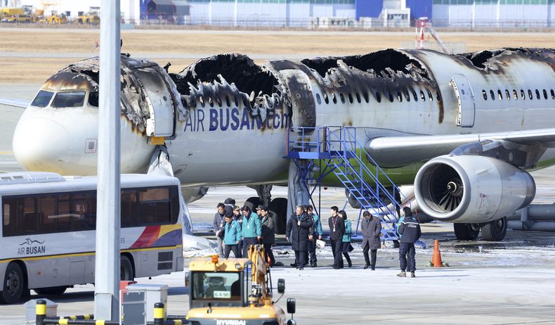 El avión incendiado en el Aeropuerto Internacional Gimhae en Busan, Corea del Sur, el 29 de enero del 2025. (Son Hyung-joo/Yonhap via AP)