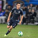 ARCHIVO - El mexicano Hirving Lozano (11), del San Diego FC, controla el balón durante el segundo tiempo de la semifinal de la Conferencia Oeste de la MLS contra Minnesota United, el 24 de noviembre de 2025, en San Diego. (AP Foto/Denis Poroy, Archivo)