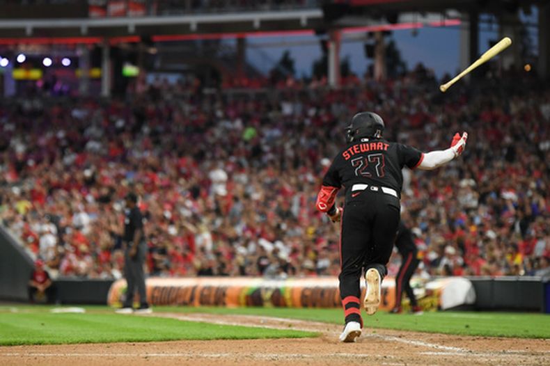 Sal Stewart, de los Rojos de Cincinnati, arroja su bate, tras conectar un hit ante los Piratas de Pittsburgh, el viernes 31 de julio de 2026 (AP Foto/Tanner Pearson)