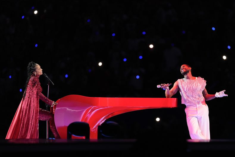 Alicia Keys, izquierda, y Usher durante su presentación en el espectáculo de medio tiempo del Super Bowl 58 de la NFL entre los 49ers de San Francisco y los Chiefs de Kansas City el domingo 11 de febrero de 2024 en Las Vegas. (Foto AP/Eric Gay)