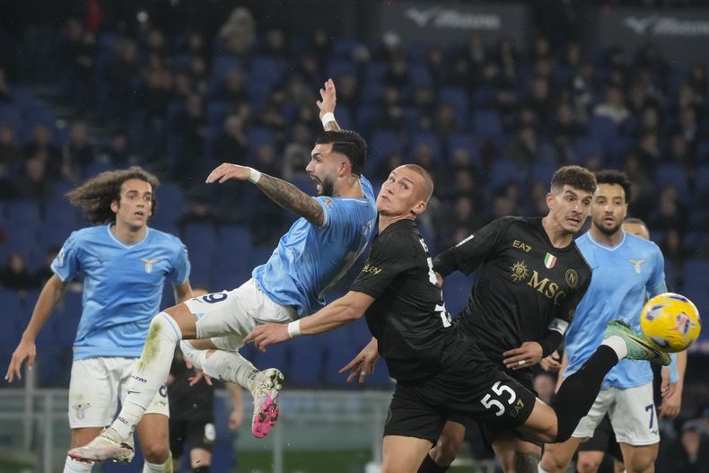 Taty Castellanos (izquierda) de Lazio y Leo Ostigard de Napoli pugnan por el balón en el partido de la Serie A, el domingo 28 de enero de 2024. (AP Foto/Gregorio Borgia)