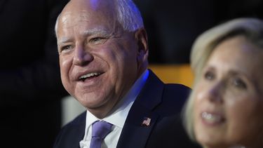 El candidato vicepresidencial demócrata Tim Walz y su esposa Gwen Walz en la Convención Nacional Demócrata en Chicago el 19 de agosto del 2024. (Foto AP/Erin Hooley)