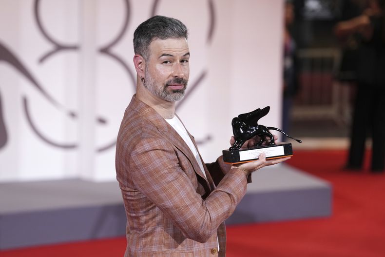 El director David Pablos, ganador del premio Orizzonti a la mejor película por En el camino, posa en la sesión fotográfica de premiación durante la 82ª edición del Festival de Cine de Venecia en Venecia, Italia, el sábado 6 de septiembre de 2025. (Foto Scott A Garfitt/Invision/AP)