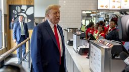 ARCHIVO - El expresidente y candidato republicano a la presidencia, Donald Trump, centro, visita un restaurante de la cadena Chick-fil-A en Atlanta, el 10 de abril de 2024. (AP Foto/Jason Allen, archivo)