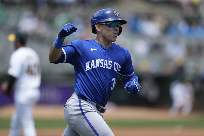 El venezolano Freddy Fermín, de los Reales de Kansas City, festeja luego de conectar un jonrón en el encuentro del jueves 20 de junio de 2024 (AP Foto/Jeff Chiu)
