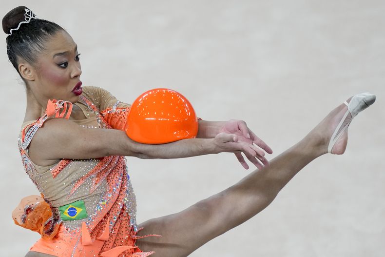 ARCHIVO - La brasileña Geovanna Santos compite en la gimnasia rítmica durante los Juegos Panamericanos en Santiago, el viernes 3 de noviembre de 2023 (AP Foto/Esteban Felix)