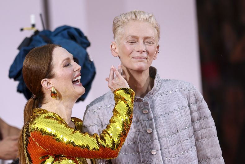 Julianne Moore, izquierda, y Tilda Swinton posan a su llegada para el estreno de la película The Room Next Door durante la 81ª edición del Festival de Cine de Venecia en Venecia, Italia, el lunes 2 de septiembre de 2024. (Foto Vianney Le Caer/Invision/AP)