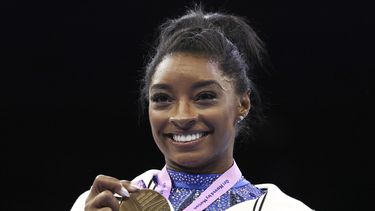 ARCHIVO - Foto del 6 de octubre del 2023, la estadounidense Simone Biles posa con la medalla de oro tras ganar el all-around en el Mundial de Gimnasia en Amberes, Bélgica. El viernes 22 de diciembre del 2023, Biles es nombrada Deportista femenina del Año de la AP tras su triunfal retorno a las competencias después de dos años. (AP Foto/Geert vanden Wijngaert, Archivo)